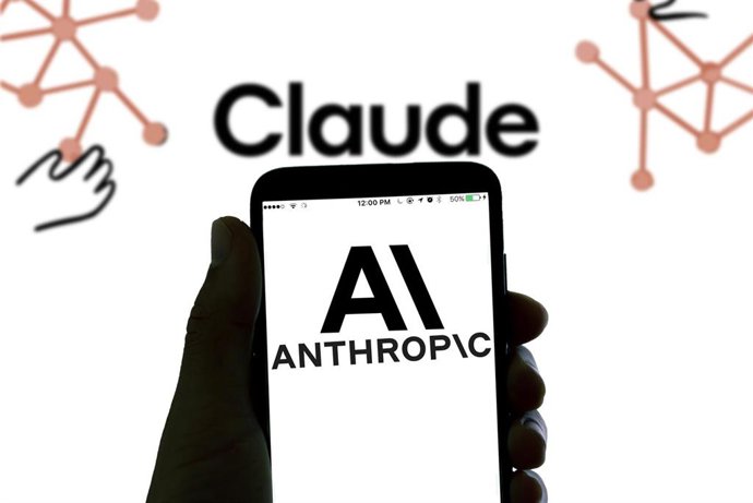 Archivo - November 4, 2021, Spain: In this photo illustration, the AI company Anthropic, creator of Claude logo seen displayed on a smartphone and in the background.