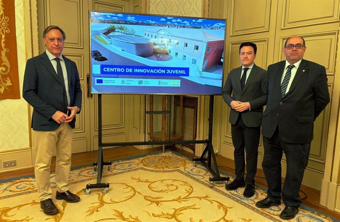 El alcalde, Carlos García Carbayo (i), junto al concejal de Promoción Económica, Comercio, Mercados y Juventud, Pedro Martínez (centro) y el de Hacienda, Fernando Rodríguez (d).