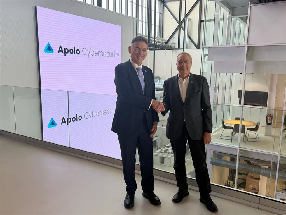 Imagen del consejero delegado de Apolo Cybersecurity, Carles Flamerich, y el presidente ejecutivo del CZFB, Pere Navarro.