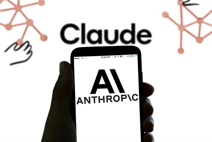 Archivo - Arquivo - 4 de novembro de 2021, Espanha: Nesta ilustração fotográfica, a empresa de IA Anthropic, criadora do logotipo Claude, é vista exibida em um smartphone e ao fundo.