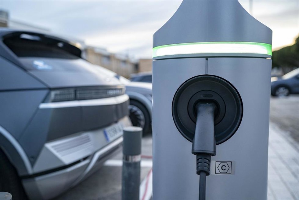 Archivo - Punto de recarga para coches eléctricos.