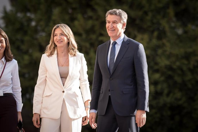 Archivo - La portavoz del PP en el Senado, Alicia García (i) y el presidente del Partido Popular, Alberto Núñez Feijóo (d), durante la presentación del libro ‘El Rey’ de Manuel García-Pelayo, en el Senado, a 25 de febrero de 2026, en Madrid (España). 