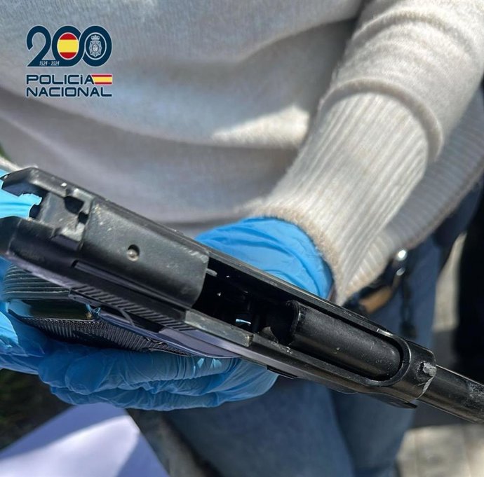 Arma incautada a cuatro hombres que se hacían pasar por policías para cometer robos con violencia