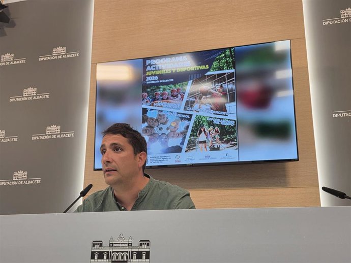 El diputado de Juventud y Deportes, Dani Sancha, en rueda de prensa.