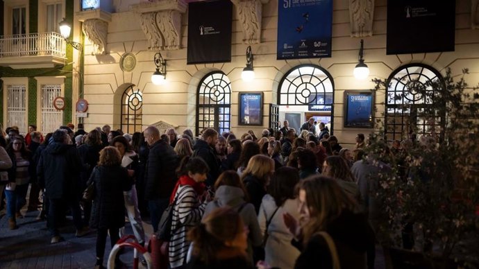 Espectadores entrando al cine.