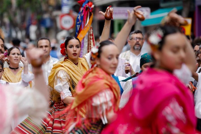 Archivo - Varias huertanas bailan durante el desfile del Bando de la Huerta en una foto de archivo