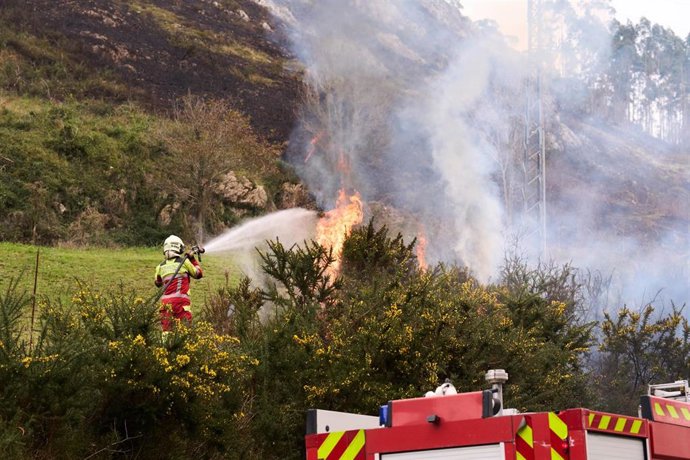 Archivo - Bomberos trabajan en un incendio forestal en foto de archivo