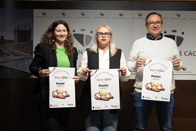 La alcaldesa de Miajadas, Isabel Ruiz; la diputada provincial María Toscano, y el promotor Mané Miranda en la presentación de la feria GastroGusta