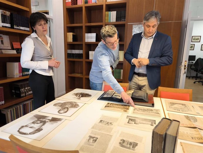 El consejero de Cultura, José Luis Pérez Pastor, en su visita al IER