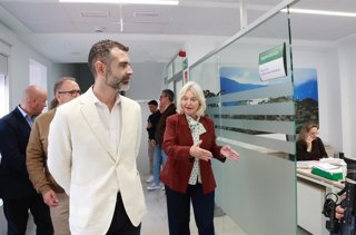El consejero de Agricultura, Pesca, Agua y Desarrollo Rural de la Junta de Andalucía, Ramón Fernández-Pacheco (i), realiza una visita técnica a la Oficina Comarcal Agraria ubicada en Medina Sidonia (Cádiz). 