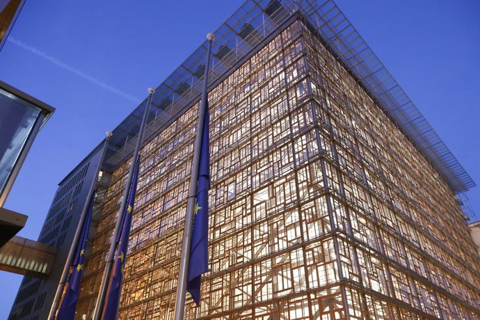 Archivo - Banderas de la UE ondean a media asta frente al Consejo Europeo en señal de luto por las víctimas del accidente en Adamuz (Córdoba)