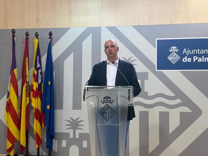El regidor de Urbanismo del Ayuntamiento de Palma, Óscar Fidalgo, en una rueda de prensa en Cort.