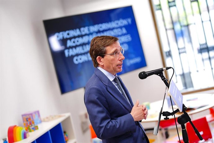 El alcalde de Madrid, José Luis Martínez-Almeida , en la Oficina de Información y Acompañamiento a Familias con Menores con Discapacidad (OIFAMDIS)