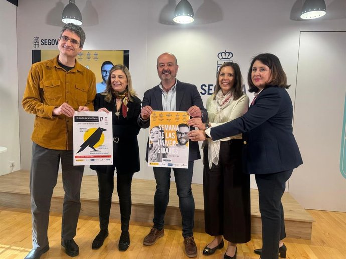 El concejal de Juventud de Segovia, Sergio Calleja, (centro) con representantes de las universidades segovianas.