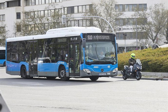 Un autobús del servicio especial gratuito para sustituir a la L10 de Metro, a 28 de marzo de 2026, en Madrid (España). 