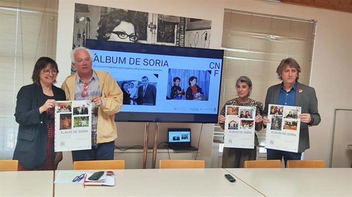 De izquierda a derecha, Gloria Gonzalo, Pedro Vicente-Mull, Mónica Carabias y Carlos Martínez presentan el archivo fotográfico 'Álbum de Soria'.