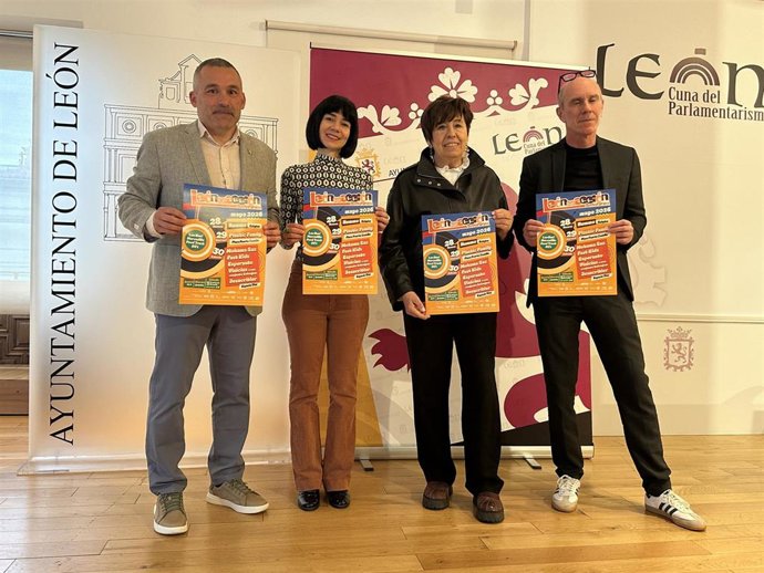 La concejala de Acción y Promoción Cultural del Ayuntamiento de León, Elena Aguado (segunda por la derecha), en la presentación del Festival 'León es Acción'.