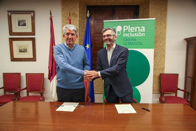 El delegado del Gobierno en Castilla-La Mancha, José Pablo Sabrido, han sellado este acuerdo junto al director gerente de Plena Inclusión Castilla-La Mancha, Daniel Collado.