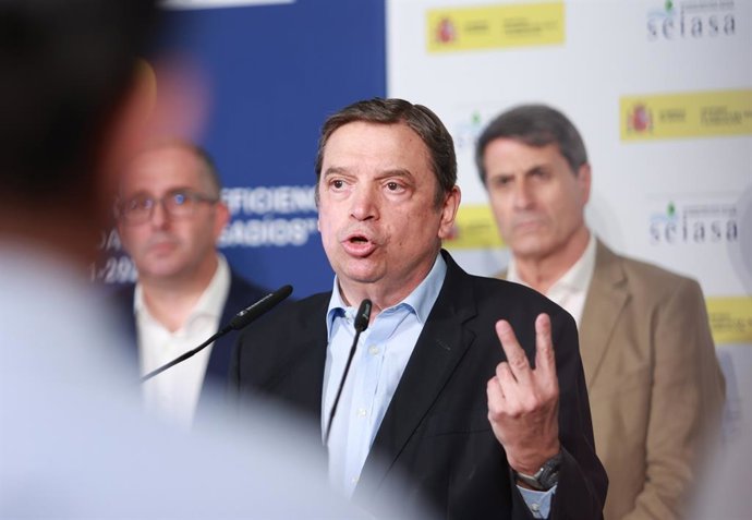 Archivo - El ministro de Agricultura, Pesca y Alimentación, Luis Planas, durante la atención a los medios. A 18 de julio de 2025, en Los Palacios y Villafranca (Sevilla, Andalucía, España). 