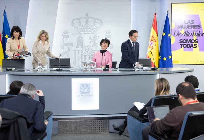 Archivo - (I-D) La ministra de Igualdad, Ana Redondo, la vicepresidenta segunda y ministra de Trabajo, Yolanda Díaz, la ministra de Inclusión, Seguridad Social y Migraciones, Elma Saiz, y el ministro de Asuntos Exteriores, José Manuel Albares, durante una