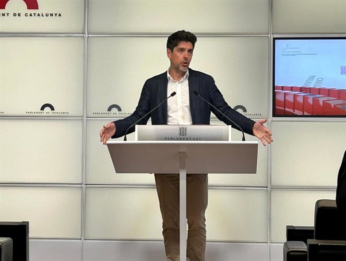 El portavoz de los Comuns en el Parlament, David Cid, en una rueda de prensa