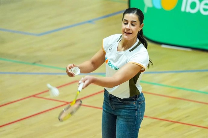 La volantista Carolina Marín durante un clínic con escolares de Huelva en el polieportivo Diego Lobato.