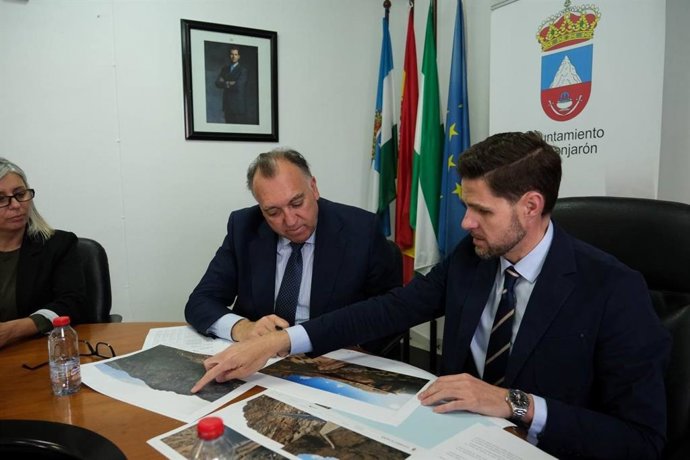 El consejero de Turismo y Andalucía Exterior, Arturo Bernal, y el alcalde de Lanjarón, Eric Escobedo.