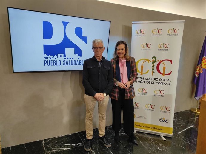 La delegada de Igualdad, Cooperación al Desarrollo, Consumo y Participación Ciudadana de la Diputación, Auxiliadora Moreno, y el responsable del área de Promoción de la Salud del Colegio de Médicos de Córdoba, Luis Palenzuela.