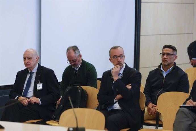 El exministro del Interior Jorge Fernández Díaz (i) y su número dos, Francisco Martínez (2d), durante el primer día del juicio de la Operación Kitchen, en la Audiencia Nacional, a 6 de abril de 2026, en San Fernando de Henares, Madrid.