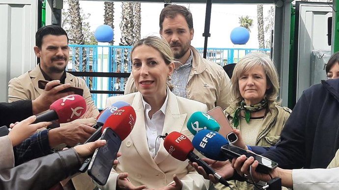 La presidenta de la Junta de Extremadura en funciones, María Guardiola, en declaraciones a los medios en Montijo (Badajoz)