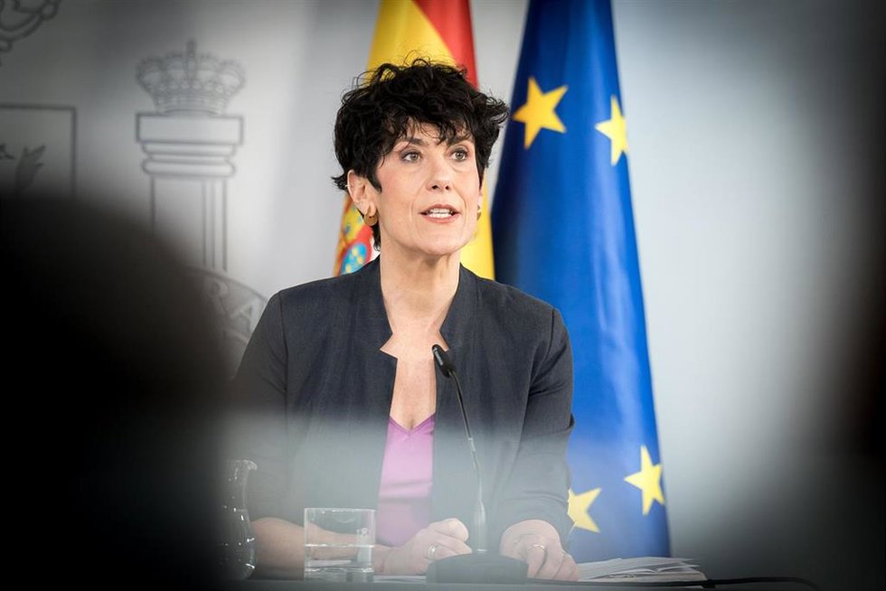 La ministra de Inclusión, Seguridad Social y Migraciones de España, Elma Saiz, durante una rueda de prensa tras el Consejo de Ministros, en el Palacio de La Moncloa, a 7 de abril de 2026, en Madrid (España). El Consejo de Ministros ha aprobado el texto qu