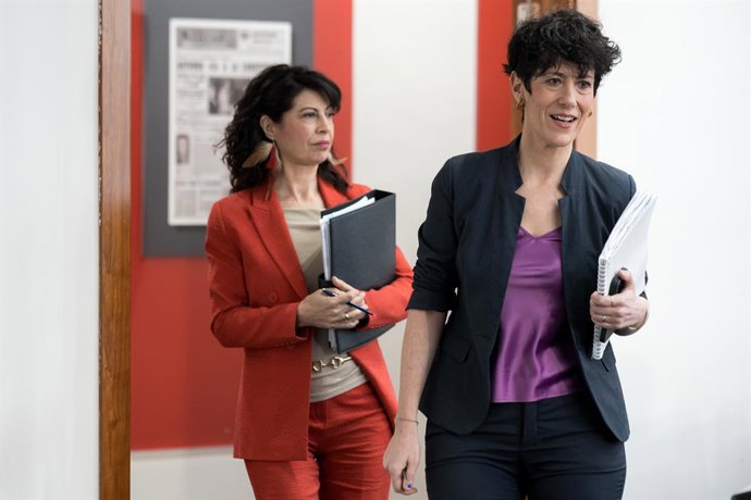 (I-D) La ministra de Igualdad, Ana Redondo, y la ministra de Inclusión, Seguridad Social y Migraciones de España, Elma Saiz, durante una rueda de prensa tras el Consejo de Ministros, en el Palacio de La Moncloa, a 7 de abril de 2026, en Madrid (España). E