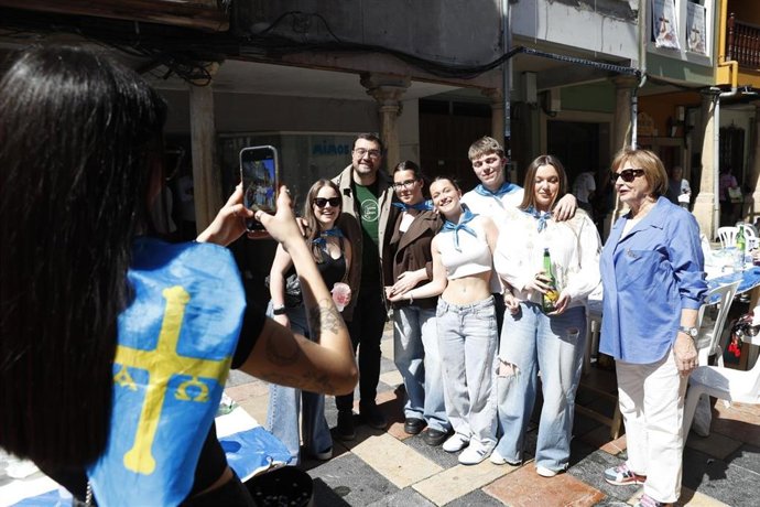 El presidente del Principado, Adrián Barbón y la alcaldesa de Avilés, Mariví Monteserín, en la Comida en la Calle de 2026.