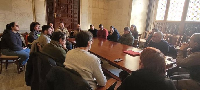 Archivo - El edil de IU en el Ayuntamiento de Sevilla, Ismael Sánchez, en una reunión para abordar el anuncio del gobierno municipal de privatizar el servicio de limpieza de los colegios públicos.