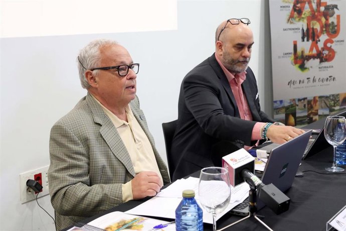 El consejero de Cultura, Turismo y Deporte, Gonzalo Santonja (izquierda), en la presentación del informe redactado por el Grupo Autónomo de Expertos sobre el alcance del incendio de Las Médulas (León).