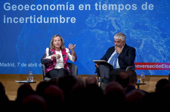 La presidenta del Banco Europeo de Inversiones (BEI), Nadia Calviño, y el presidente del Real Instituto Elcano, José Juan Ruiz, durante el encuentro ‘Geoeconomía en tiempos de incertidumbre’, a 7 de abril de 2026, en Madrid (España).
