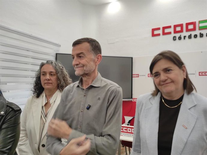 Antonio Maíllo, entre Rosa Rodríguez y Marina Borrego, en la sede de CCOO de Córdoba.