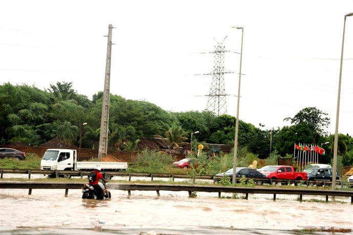 Archivo - Inundaciones en la capital de Angola, Luanda, en 2020 (archivo)