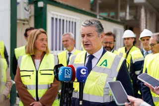 El consejero de Sanidad, Presidencia y Emergencias de la Junta de Andalucía, Antonio Sanz, atiende a los medios tras realizar una visita a las obras del hospital de Motril, en la provincia de Granada.