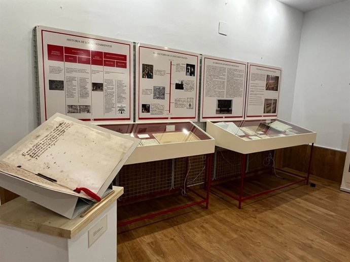 La exposición 'Del arca de las tres llaves a la nube' llega a El Torno con documentos históricos del municipio