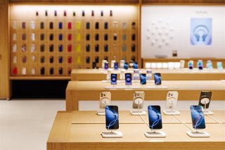 Archivo - 'Smartphones' en una Apple Store. 