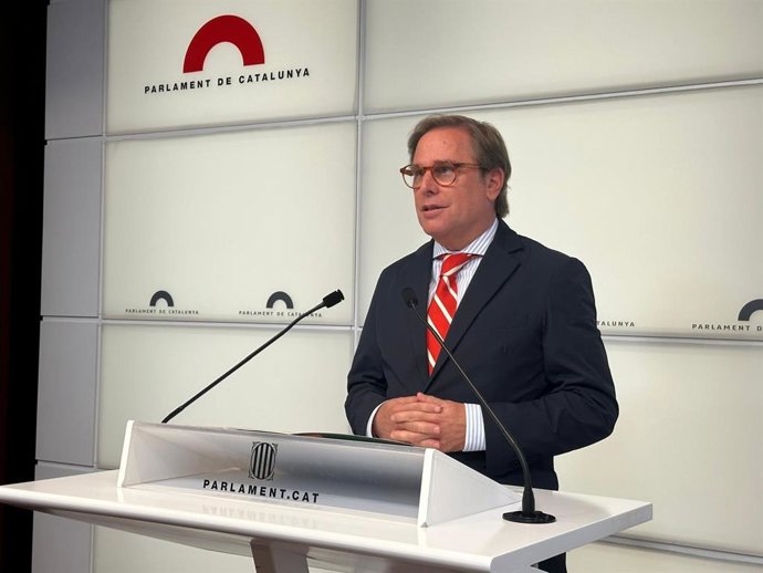 El portavoz de Vox en el Parlament, Joan Garriga, en rueda de prensa