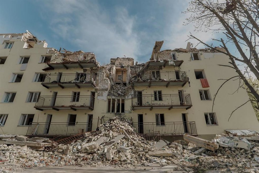 Archivo - Edificio destruido por un cohete ruso en medio de la guerra entre Rusia y Ucrania en Jersón en 2023.