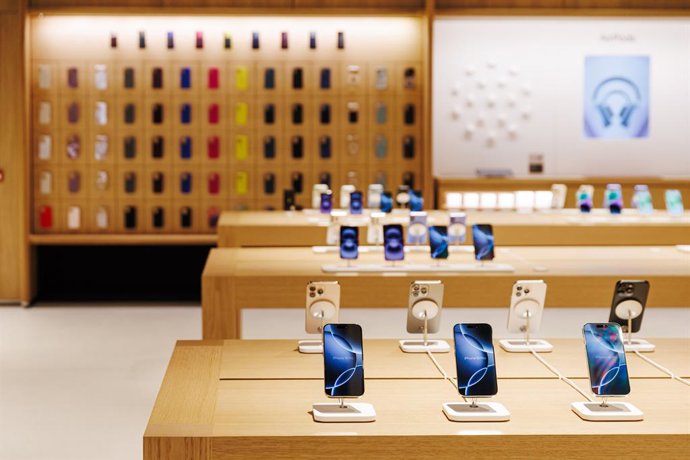Archivo - Varios IPhone expuestos en la nueva tienda de Apple en La Vaguada, a 27 de noviembre de 2024, en Madrid (España). Dicha tienda se inaugurará oficialmente mañana 28 de noviembre, será la quinta tienda de Apple en Madrid y la número 12 en España, 