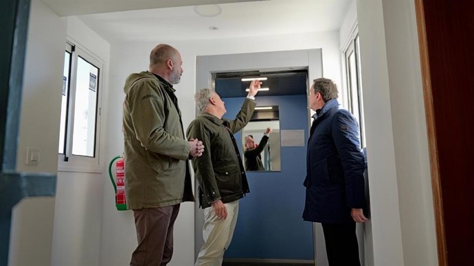 El alcalde de Sevilla, José Luis Sanz, visita uno de los edificios en los que el Ayuntamiento ha instalado ascensores.