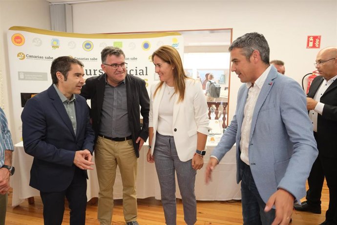 Archivo - El consejero de Agricultura, Ganadería, Pesca y Soberanía Alimentaria del Gobierno de Canarias, Narvay Quintero, y el conseller de Agricultura, Pesca y Medio Natural del Govern, Joan Simonet.