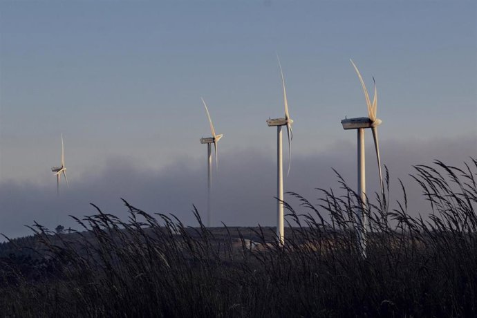 Archivo - Aerogeneradores en el parque eólico de Sil y Meda, a 31 de mayo de 2023, en Esgos, Ourense, Galicia (España). El mercado transaccional en el sector de las energías renovables en España ha registrado en los cuatro primeros meses del año un total 
