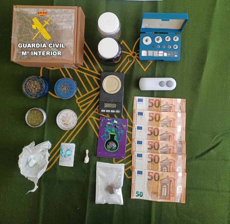 Sustancias estupefacientes, dinero en efectivo y útiles relacionados con la elaboración y distribución de droga intervenidos en una vivienda de Valencia de Don Juan (León).