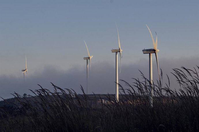 Archivo - Aerogeneradores en el parque eólico de Sil y Meda, a 31 de mayo de 2023, en Esgos, Ourense, Galicia (España). El mercado transaccional en el sector de las energías renovables en España ha registrado en los cuatro primeros meses del año un total 