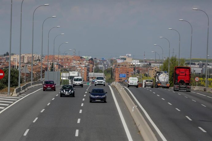Archivo - Carretera de Andalucía a su paso por la capital con circulación lenta y retenciones de tráfico, a pesar de las limitaciones de movimientos por la declaración del Estado de Alarma, en una Semana Santa de lo más atípica debido a la crisis del coro